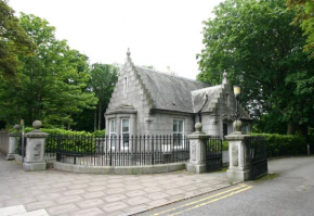 Historic Baronial Lodge with Parking, Aberdeen City Centre